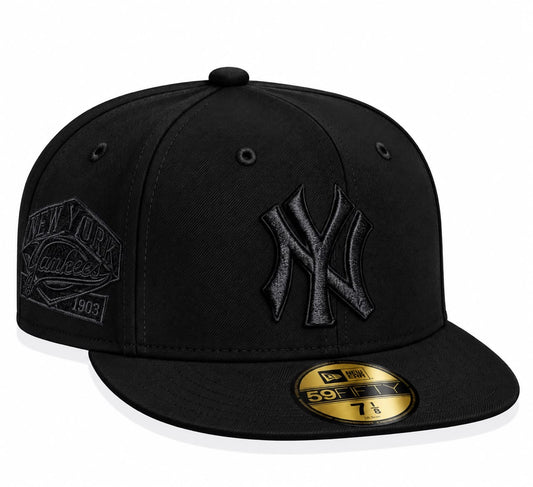 Gorra Yankees All Black Cerrada talla 7 1/8 New Era 1.1